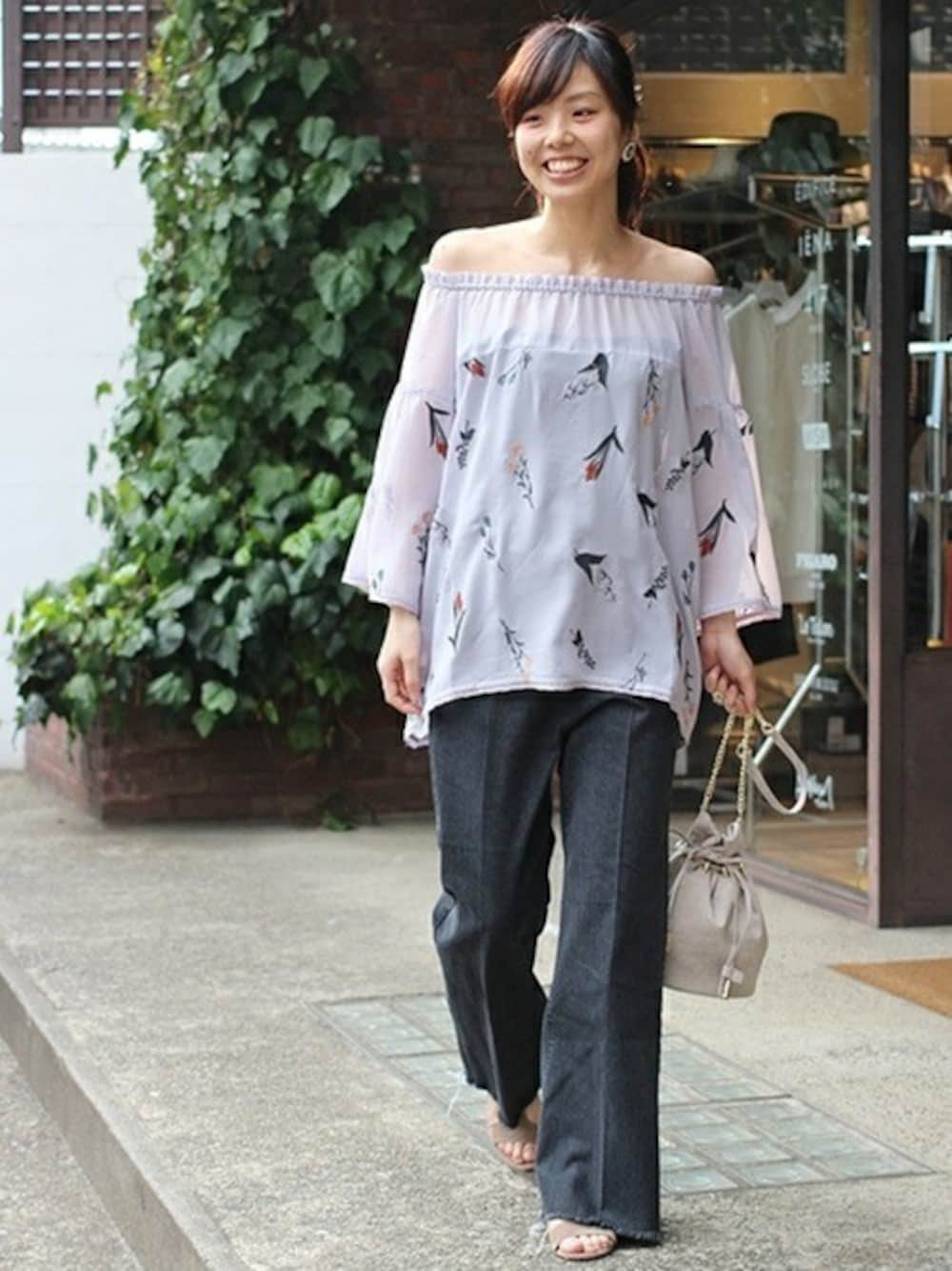 「デニム、ブラウス、ブルー、夏、denim、刺繍、大人カジュアル、サンダル、オフショル、オトナカジュアル」｜「ivory courtのボタニカルフラワーシシュウブラウス♯（シャツ/ブラウス、ブルー系）」を使った、shokoさん（レディース・163cm）の夏コーディネートの1枚目の写真