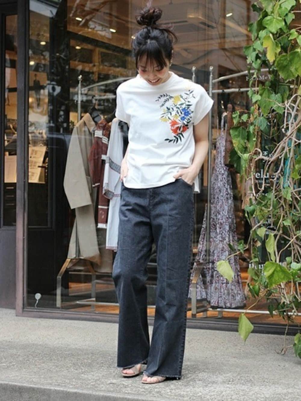 「デニム、カジュアル、シンプル、夏、denim、刺繍、大人カジュアル、白Tシャツ、オトナカジュアル」｜「ivory courtのシシュウフレンチスリーブTEE♯（Tシャツ/カットソー、ホワイト系）」を使った、shokoさん（レディース・163cm）の夏コーディネートの1枚目の写真