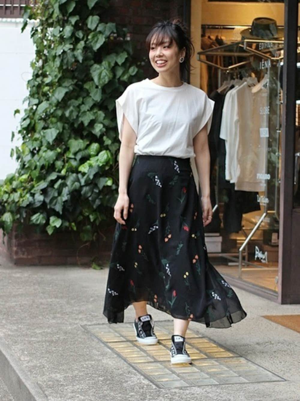 「スニーカー、スカート、カジュアル、夏、花柄、converse、刺繍、シフォン、白Tシャツ」｜「ivory courtのボタニカルフラワーシシュウスカート♯（スカート、ブラック系）」を使った、shokoさん（レディース・163cm）の夏コーディネートの1枚目の写真