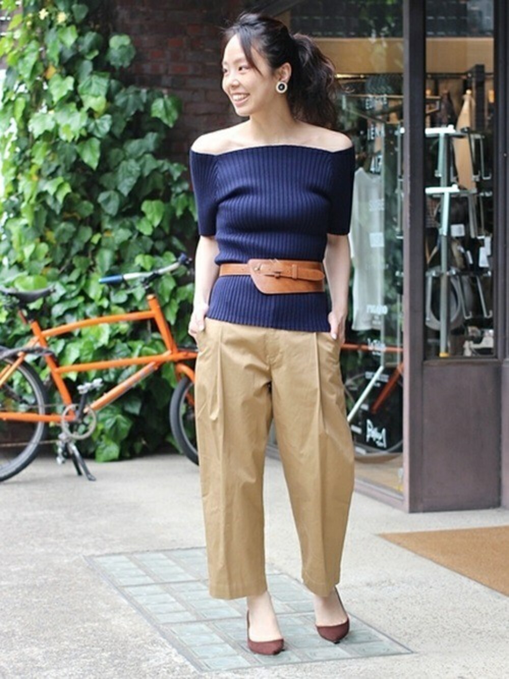 「パンプス、カジュアル、ベージュ、ネイビー、秋のコーデ、クロップドパンツ、夏コーデ、オトナカジュアル、サッシュベルト」｜「Simpliciteの 【SIMPLICITE】オフショルニットプルオーバー（手洗い可）♯（ニット/セーター、ブルー系）」を使った、shokoさん（レディース・163cm）の夏コーディネートの1枚目の写真