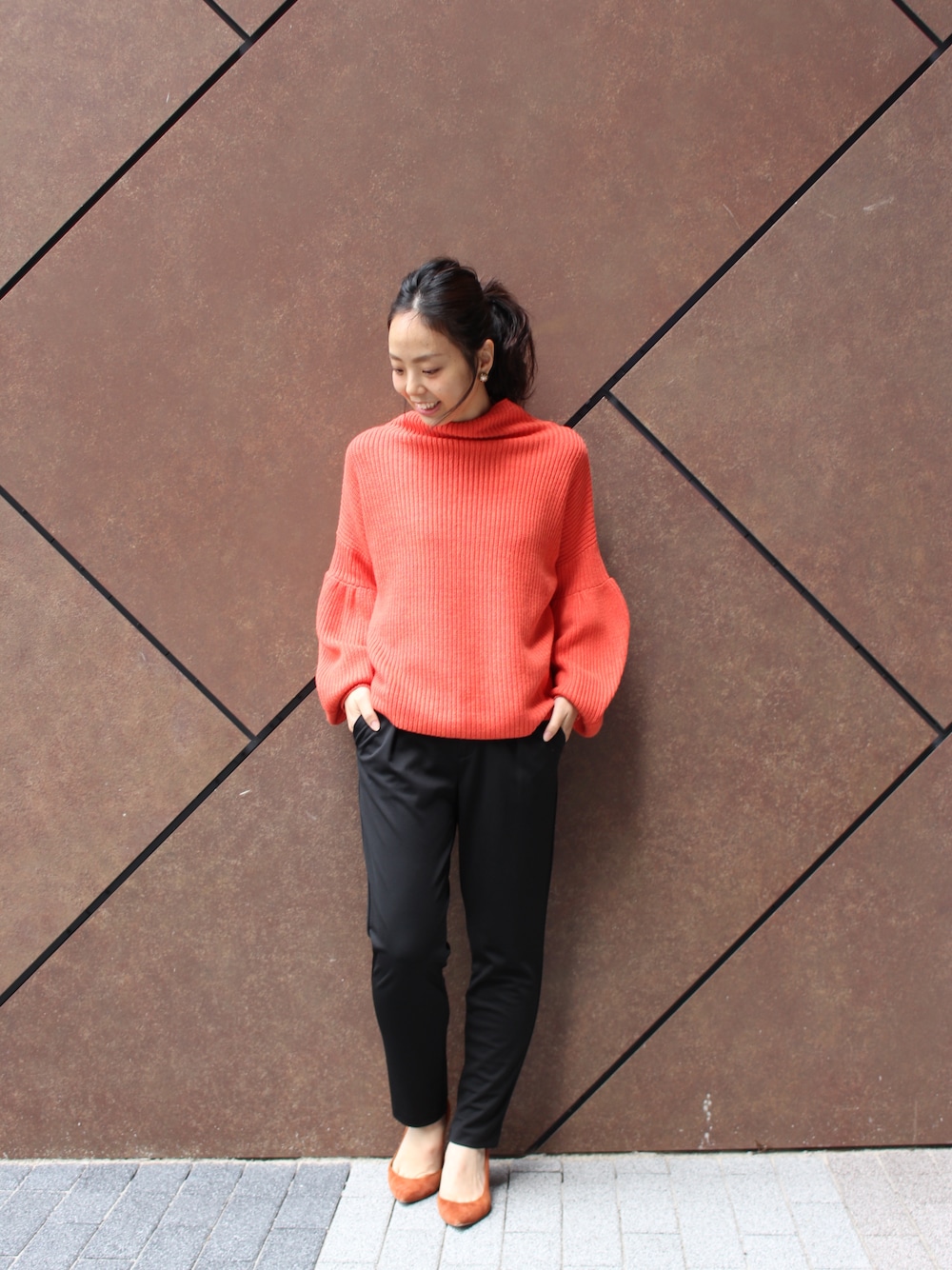 「ニット、別注、オレンジ、大人カジュアル、AMERI、ivory court」｜「Ameriの【AMERI/アメリ】別注 DROP PUFF SLEEVE KNIT◆（ニット/セーター、オレンジ系）」を使った、shokoさん（レディース・162cm）の秋コーディネートの1枚目の写真