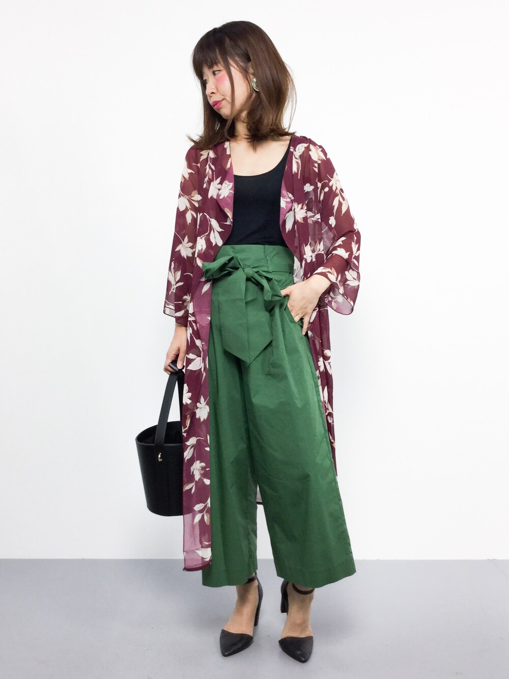 レッド系のカーディガン/ボレロ、グリーン系のその他パンツを着用したレディースの夏コーディネートの1枚目の写真