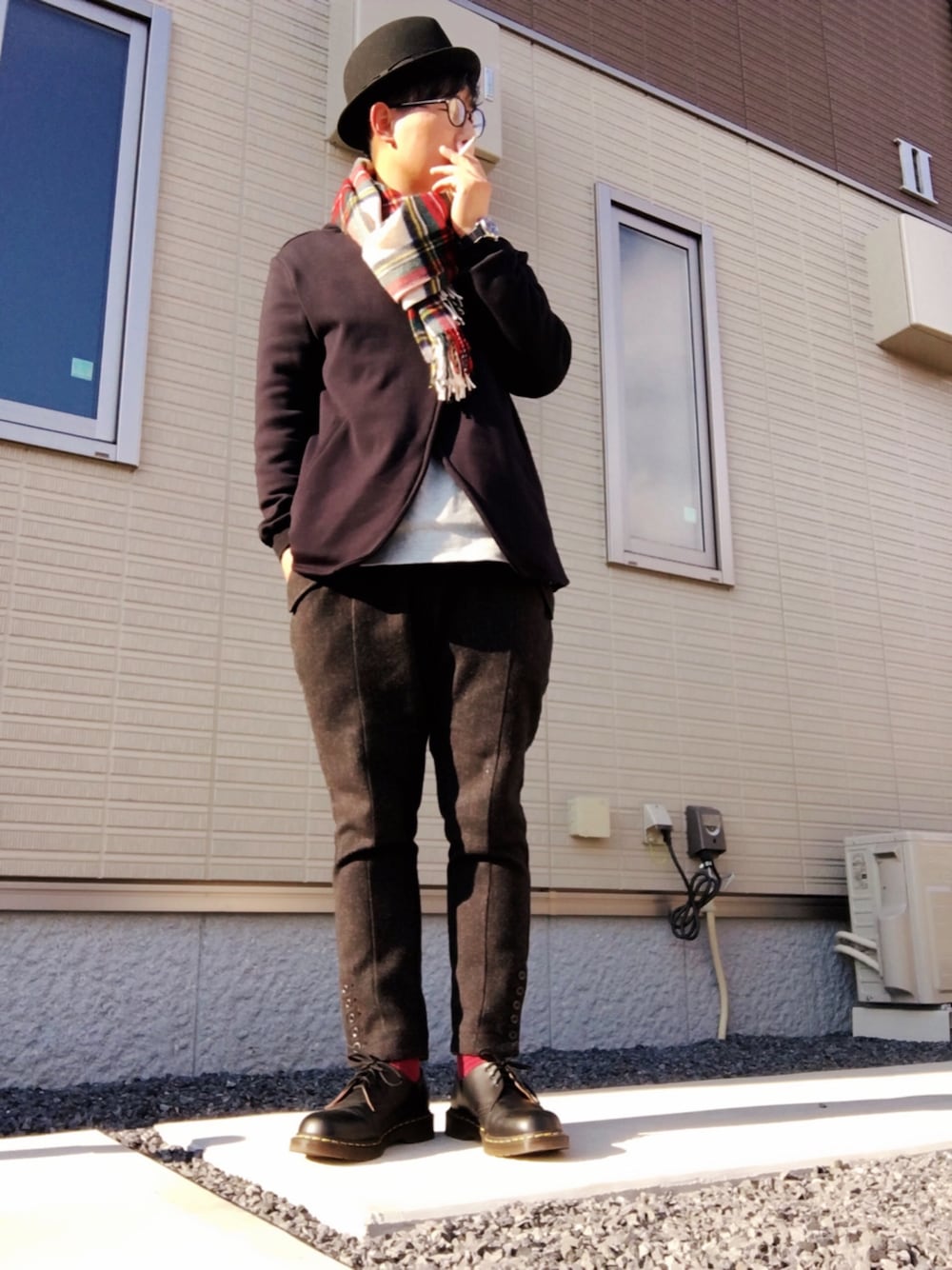 ブラック系のブーツ、ブラウン系のその他パンツ、グレー系のTシャツ/カットソーを着用したメンズの冬コーディネートの1枚目の写真