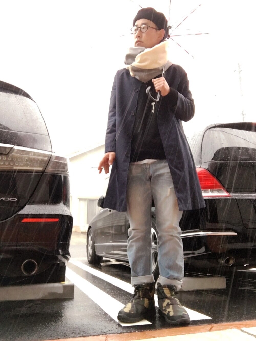 「デニム、ベレー帽、niko and ...、THE NORTH FACE、LOWRYS FARM、ステンカラーコート、UNIQLO、TROVE、ストール、ニット」｜「THE NORTH FACEのザ・ノース・フェイス　ユニセックスウィンターショートブーティ　/　ヌプシブーティーウォータープルーフ4ショート（ブーティ、その他）」を使った、ゆうすけさん（メンズ・176cm）の冬コーディネートの1枚目の写真