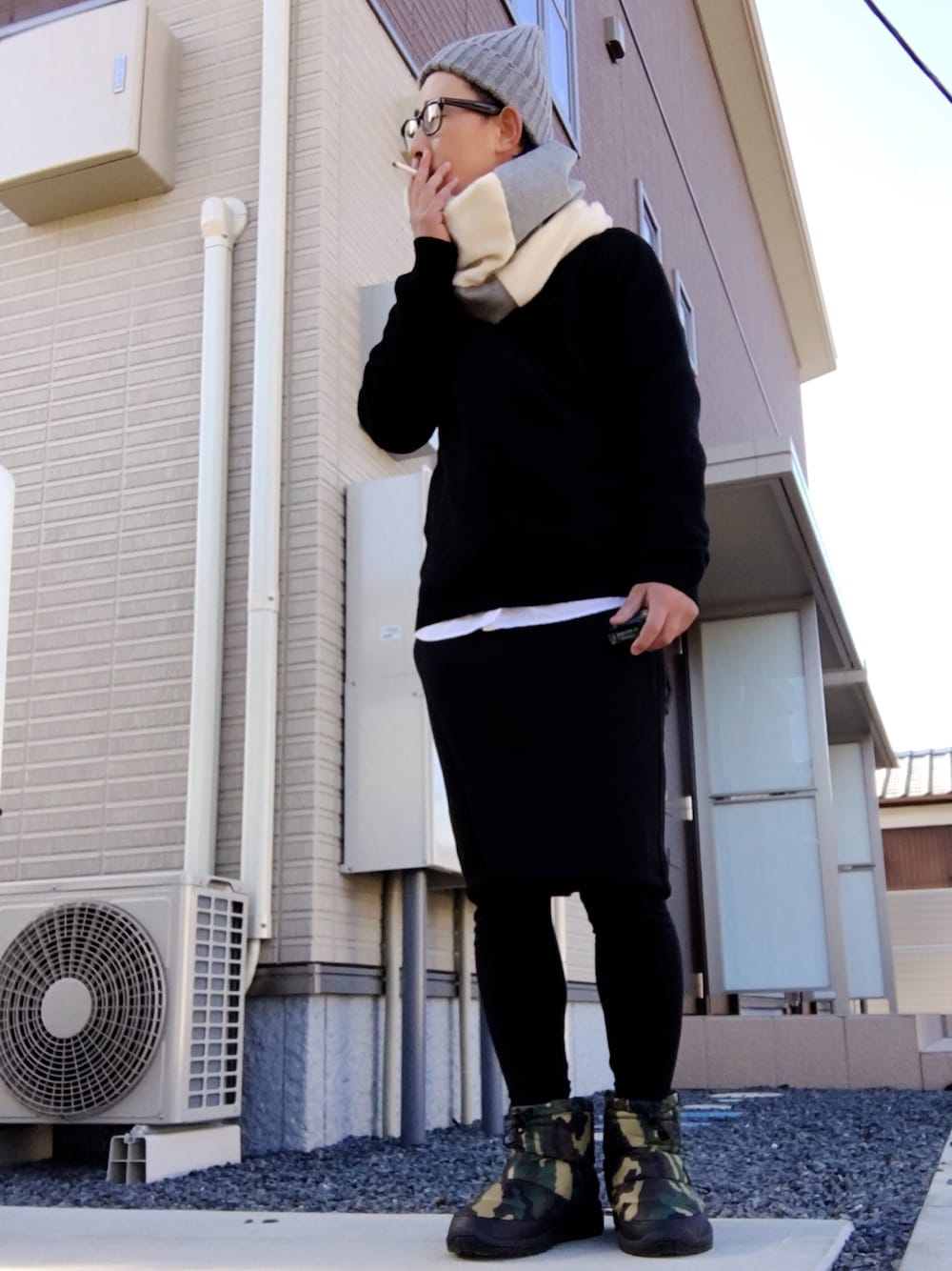 「シンプルコーデ、モノトーン、カモフラ、ニット、WEGO、TROVE、ブラック、THE NORTH FACE、ストール」｜「UNIQLOのWOMEN スウェットスカート（スカート、グレー系）」を使った、ゆうすけさん（メンズ・176cm）の冬コーディネートの1枚目の写真