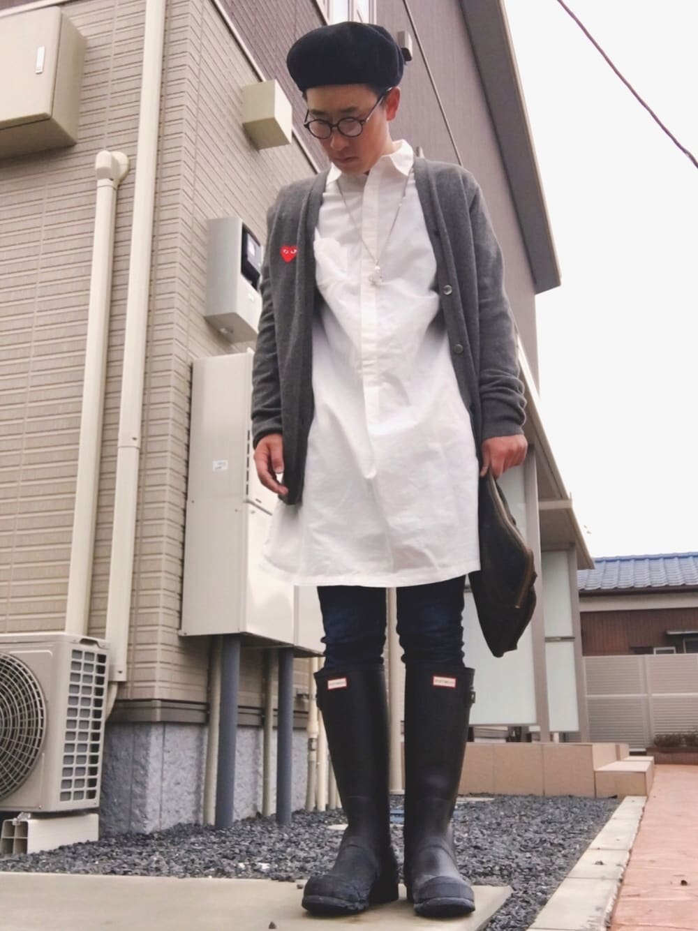 「HUNTER、レインブーツ、ベレー帽、PORTER、LOWRYS FARM、スキニーデニム、シャツワンピ、Vivienne Westwood、PLAY comme des garcons、雨の日コーデ」｜「HUNTERのHUNTER ハンター WOMENS ORIGINAL SHORT オリジナル ショート HWFS1000RMABLK BLK（レインシューズ、ブラック系）」を使った、ゆうすけさん（メンズ・176cm）の春コーディネートの1枚目の写真