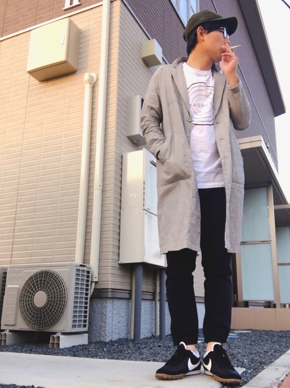 「春の黒フェス、stadioCLIP、SATURDAYS SURF NYC、UNIQLO、ジョガーパンツ、ワッフルレーサー、NIKE、キャップ」｜「UNIQLOのMEN ジョガーパンツ（その他パンツ、ブルー系）」を使った、ゆうすけさん（メンズ・176cm）の春コーディネートの1枚目の写真