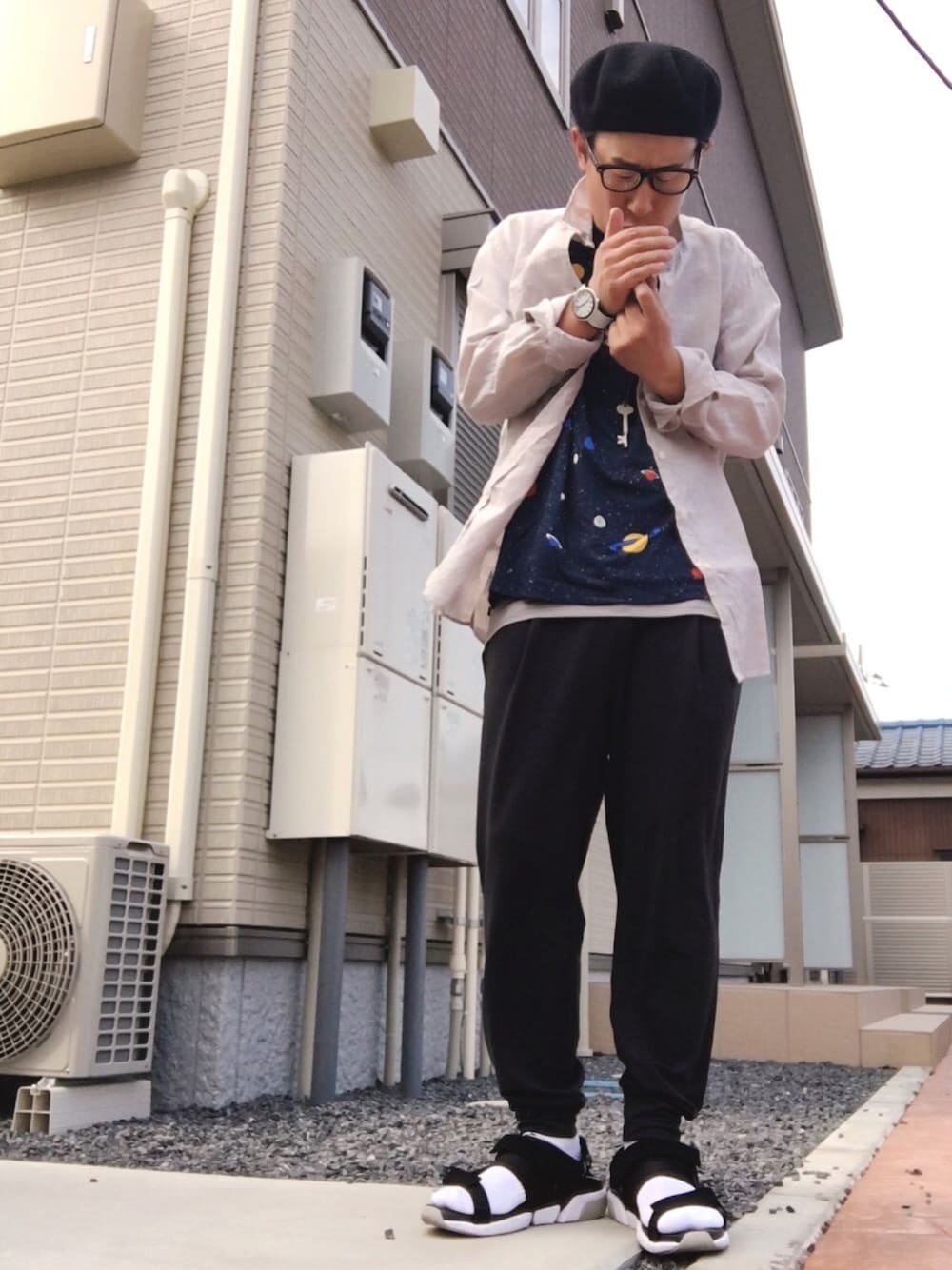 「宇宙柄、リネンシャツ、UNIQLO、リラックススタイル、リラックスパンツ、ORPHIC、ベレー帽、swatch、ZARA」｜「ORPHICのORPHIC × SUB-AGE. ORP-SUB-AGE-01（サンダル、ブラック系）」を使った、ゆうすけさん（メンズ・176cm）の春コーディネートの1枚目の写真