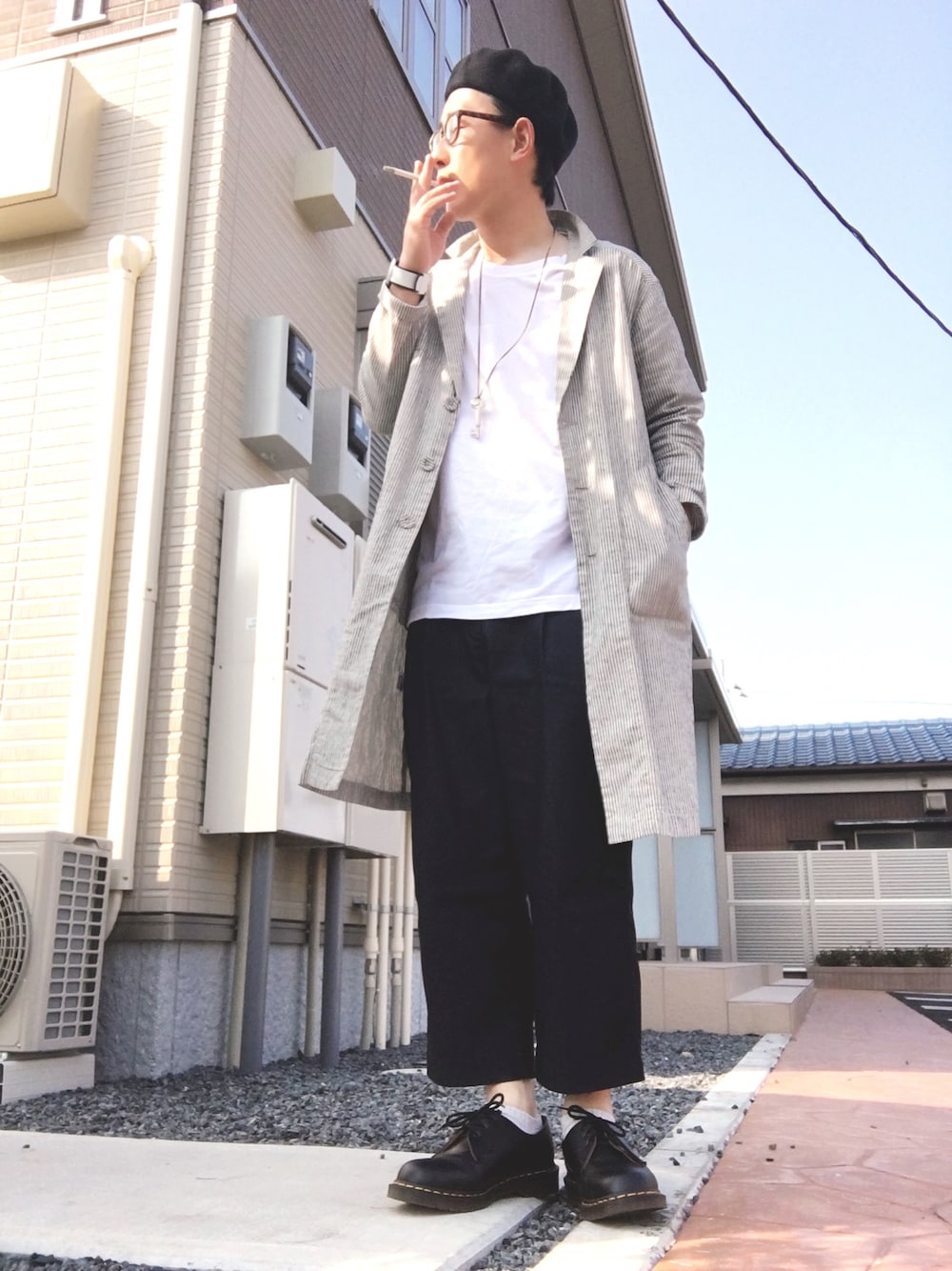 「Dr.Martens、ラフ、ベレー帽×メガネ、studio clip、シンプル、swatch、ゴールドアクセ、ワイドパンツ」｜「Dr. MartensのDr. martens original 1461 boots（ブーツ、ブラック系）」を使った、ゆうすけさん（メンズ・176cm）の春コーディネートの1枚目の写真