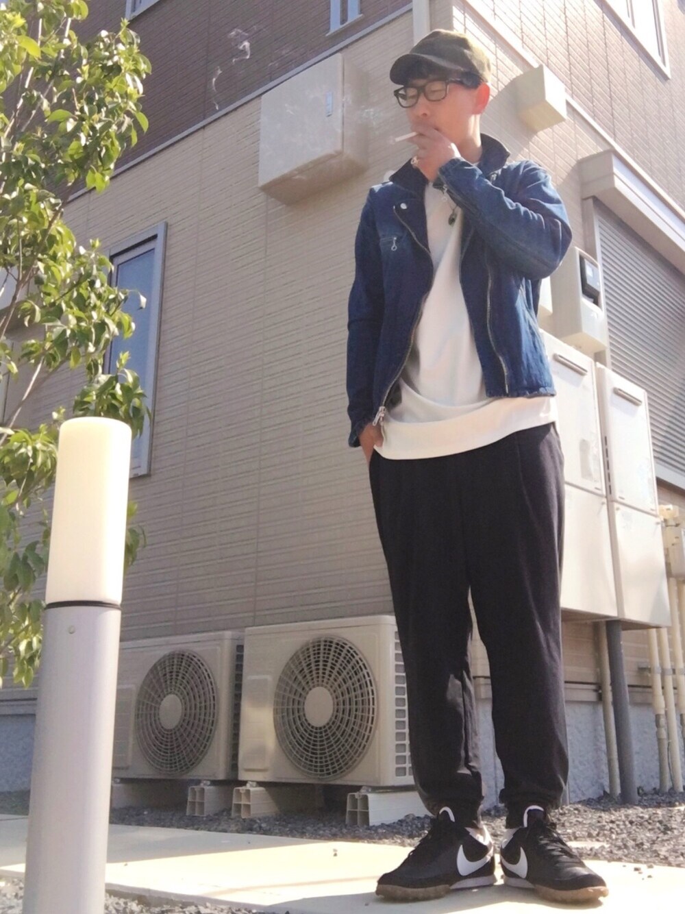 「キャップ、NEW ERA、リラックススタイル、TROVE、スニーカー、NIKE」｜「TROVEのDRAPE TEE（Tシャツ/カットソー、ホワイト系）」を使った、ゆうすけさん（メンズ・176cm）の春コーディネートの1枚目の写真