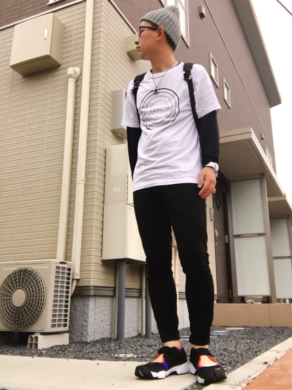 「カジュアル、モノトーンコーデ、エアリフト、スキニー、SATURDAYS SURF NYC、PORTER、ニット帽、めがね」｜「NIKEのNIKE WMNS AIR RIFT 【SP】（スニーカー、ブラック系）」を使った、ゆうすけさん（メンズ・176cm）の春コーディネートの1枚目の写真