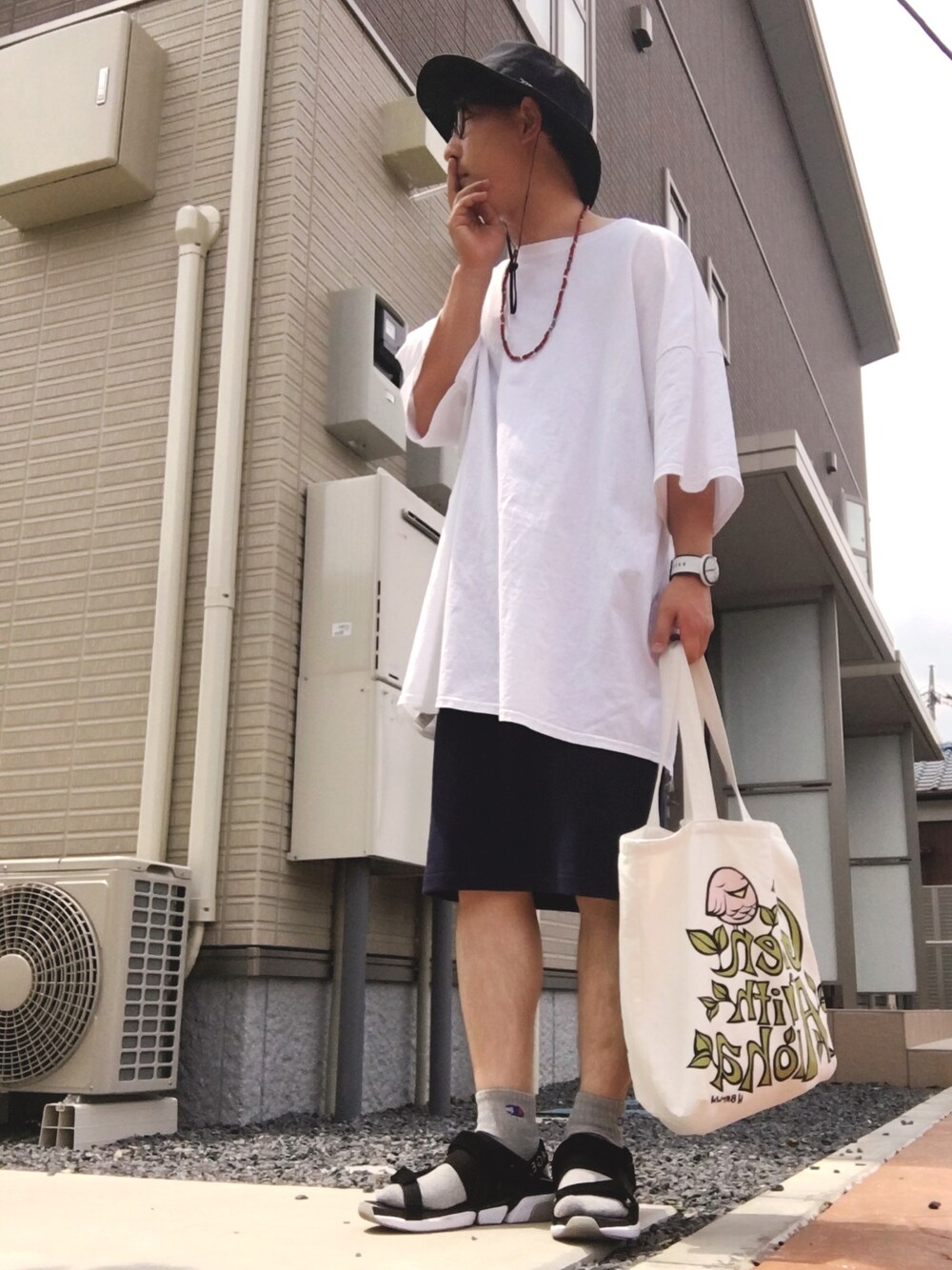 「オーバーサイズ、シンプルコーデ、スウェットスカート、ORPHIC、トートバッグ、THE NORTH FACE、swatch、ゴールドアクセ、スポーツサンダル」｜「ORPHICのORPHIC × SUB-AGE. ORP-SUB-AGE-01（サンダル、ブラック系）」を使った、ゆうすけさん（メンズ・176cm）の春コーディネートの1枚目の写真