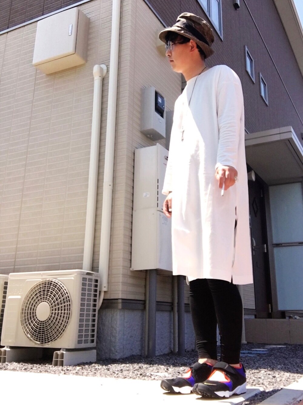 「モノトーン、オトナカジュアル、NIKE、airrift、レギンス、むぎわら帽子、CA4LA、サングラス、ロングシャツ」｜「NIKEのNIKE WMNS AIR RIFT 【SP】（スニーカー、ブラック系）」を使った、ゆうすけさん（メンズ・176cm）の春コーディネートの1枚目の写真