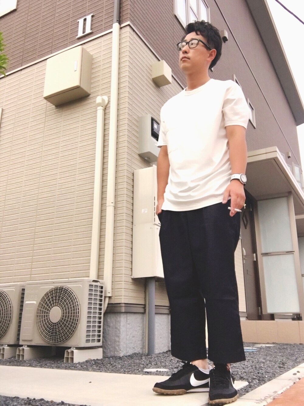 「TROVE、ビッグシルエット、ワイトパンツ、NIKE、スポーツミックス」｜「NIKEのNIKE SPORTSWEAR(ナイキスポーツウェア) W WAFFLE RACER ウィメンズ ワッフル レーサー 881183-001 SP17 001BLK/WHT（スニーカー、ブラック系）」を使った、ゆうすけさん（メンズ・176cm）の夏コーディネートの1枚目の写真