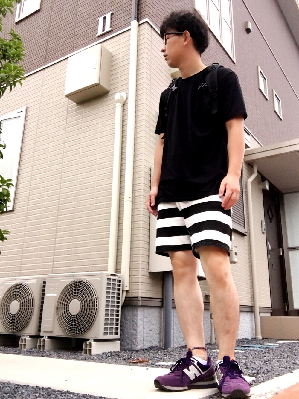 「シンプル、夏、ラフ、UNIQLO、WEGO、ボーダー、New Balance、URBAN RESEARCH DOORS、Vivienne Westwood、めがね」｜「NEW BALANCEのNEW BALANCE576（スニーカー、パープル系）」を使った、ゆうすけさん（メンズ・176cm）の夏コーディネートの1枚目の写真