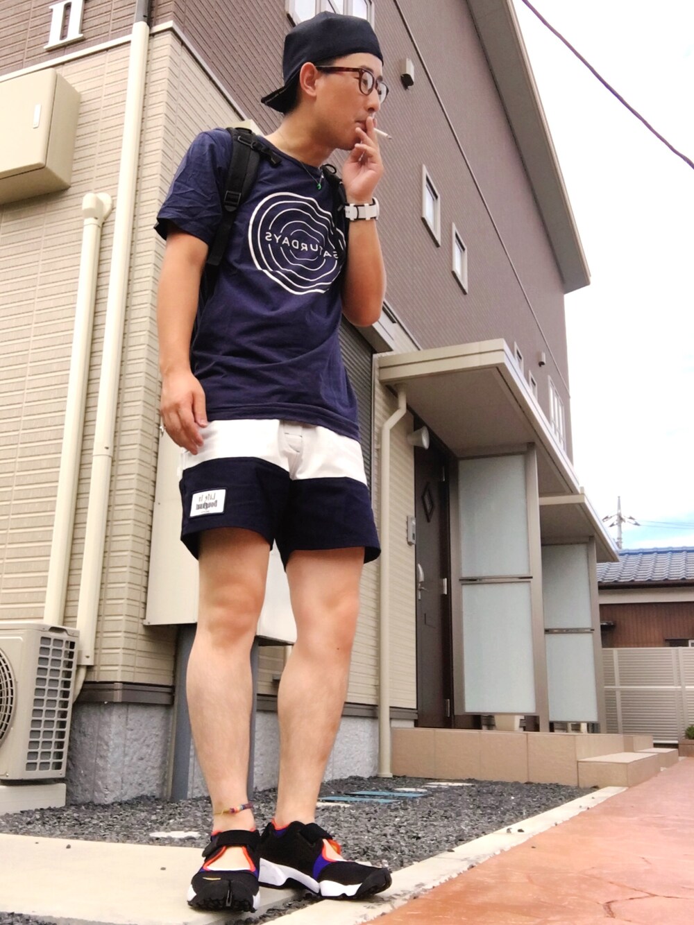 「夏コーデ、シンプル、NARUTO TRUNKS、GDC、キャップ後ろかぶり、URBAN RESEARCH DOORS、airrift、NIKE、SATURDAYS SURF NYC、リュック」｜「NIKEのNIKE WMNS AIR RIFT 【SP】（スニーカー、ブラック系）」を使った、ゆうすけさん（メンズ・176cm）の夏コーディネートの1枚目の写真