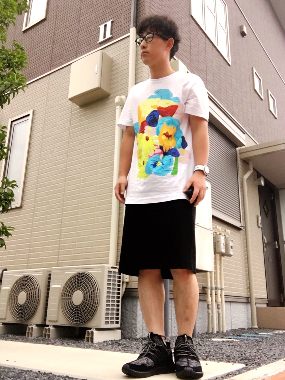 「シンプルスタイル、花柄、スカート、UNIQLO、adidas originals、COMME des GARCONS HOMME PLUS、swatch、めがね」｜「adidasのオリジナルス チュブラー ラディアル [TUBULAR RDL]（スニーカー、シルバー系）」を使った、ゆうすけさん（メンズ・176cm）の夏コーディネートの1枚目の写真