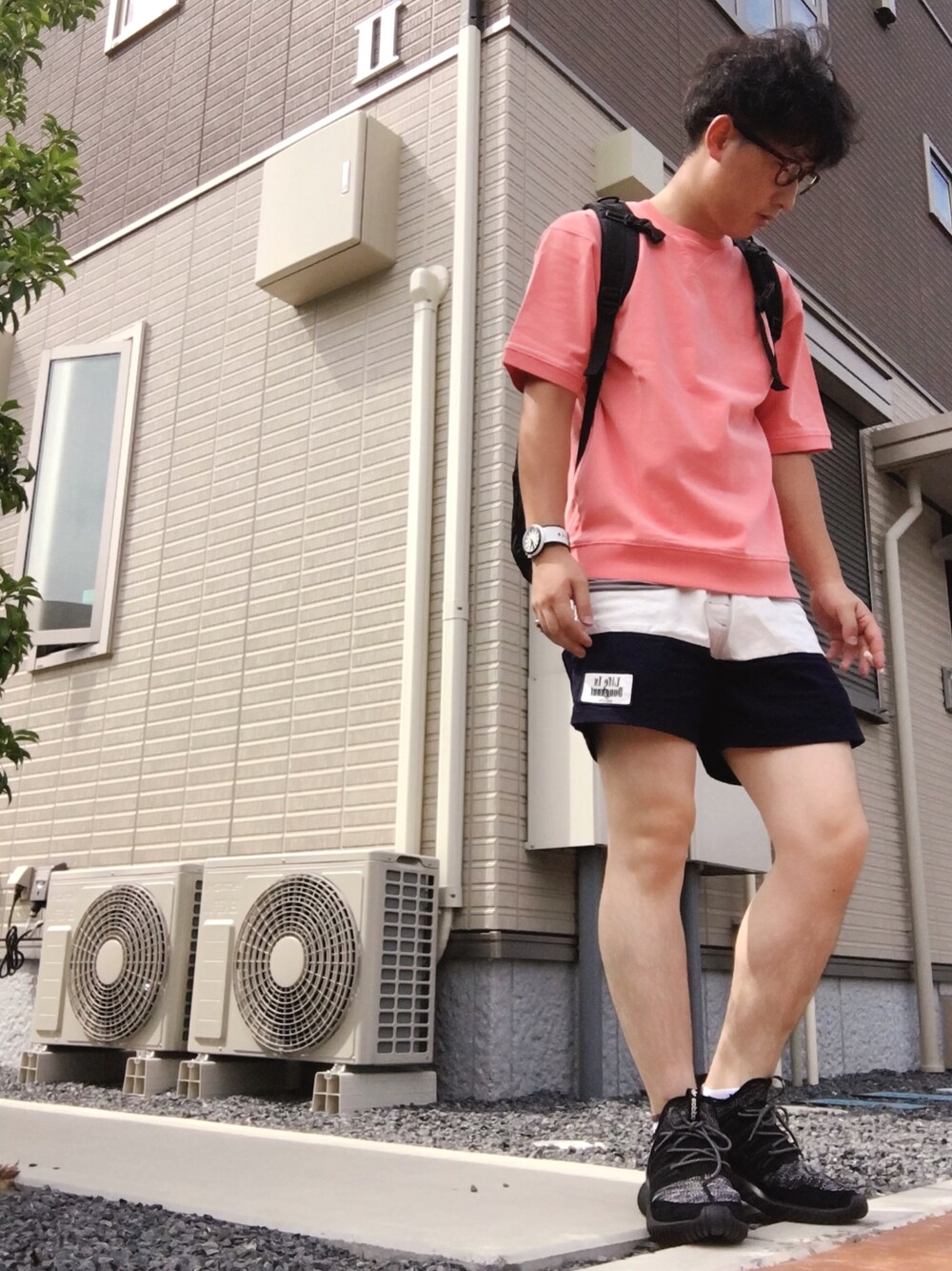 「FREAK’Ｓ STORE、adidas originals、チュブラー、NARUTO TRUNKS、URBAN RESEARCH DOORS、リュック、夏コーデ、ショートパンツ、休日スタイル、swatch」｜「adidasのオリジナルス チュブラー ラディアル [TUBULAR RDL]（スニーカー、シルバー系）」を使った、ゆうすけさん（メンズ・176cm）の夏コーディネートの1枚目の写真