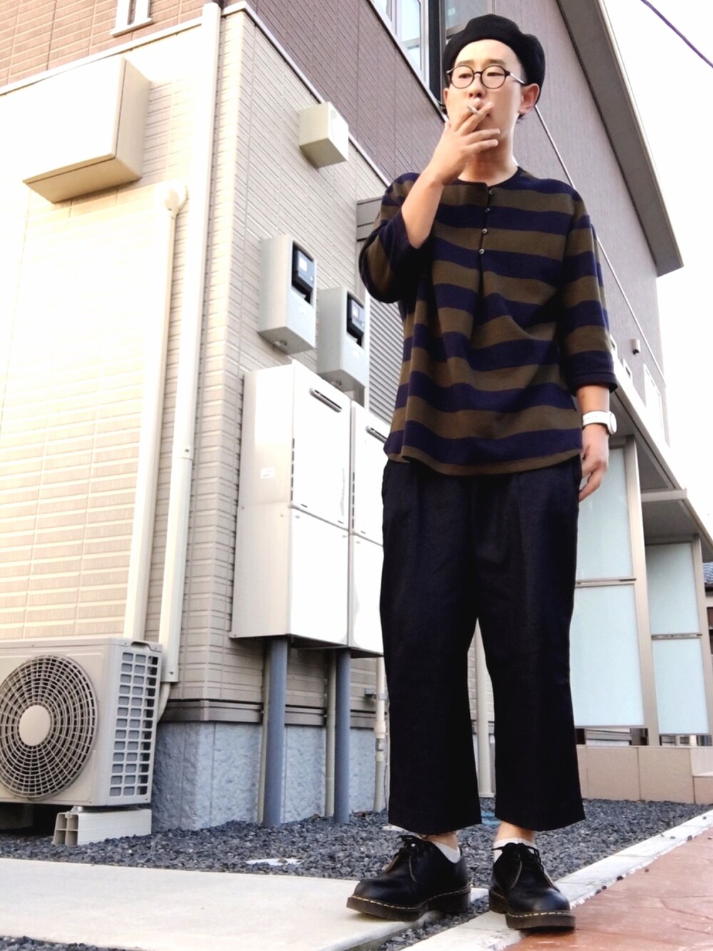 ブラック系のブーツ、ブルー系のその他パンツ、グリーン系のTシャツ/カットソーを着用したメンズの秋コーディネートの1枚目の写真