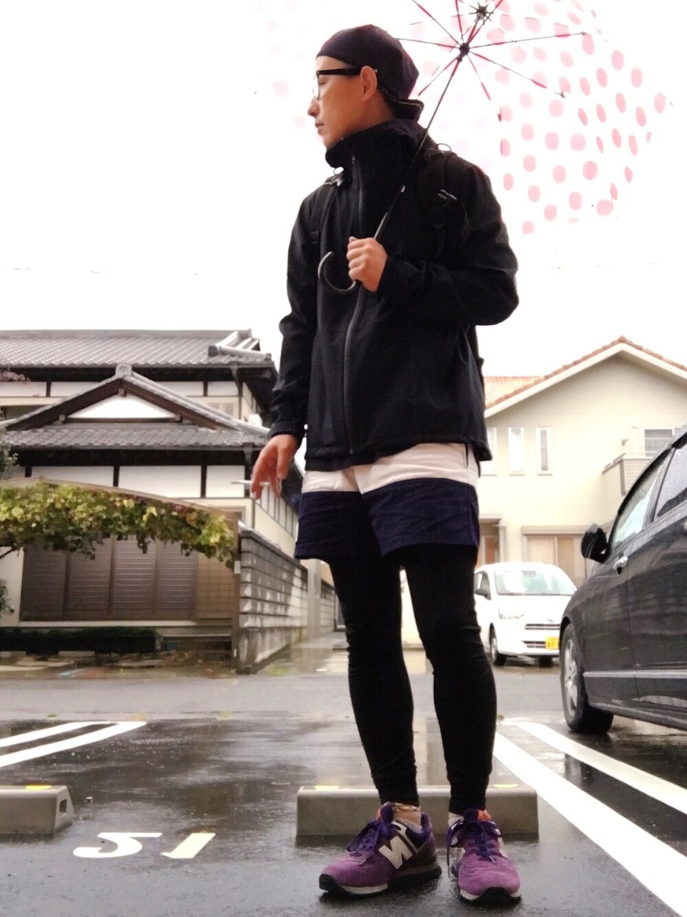 「雨の日コーデ、ナイロンパーカー、UNIQLO、NARUTO TRUNKS、レギンス、New Balance、GDC、おしゃれさんと繋がりたい、URBAN RESEARCH DOORS、リュック」｜「NEW BALANCEのNEW BALANCE576（スニーカー、パープル系）」を使った、ゆうすけさん（メンズ・176cm）の秋コーディネートの1枚目の写真
