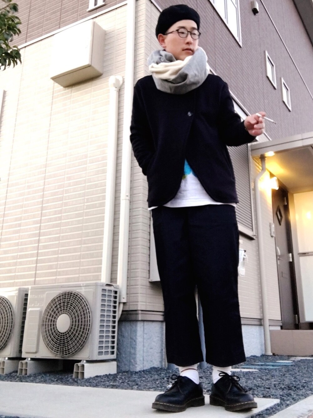 「冬コーデ、大人カジュアル、TROVE、ストール、G-SHOCK、Dr.Martens、ホワイトソックス、ベレー帽、COMME des GARCONS HOMME PLUS、UNIQLO」｜「REPIDOのシルバープレートレザーアンクレット＆ブレスレッド（アンクレット、レッド系）」を使った、ゆうすけさん（メンズ・176cm）の冬コーディネートの1枚目の写真