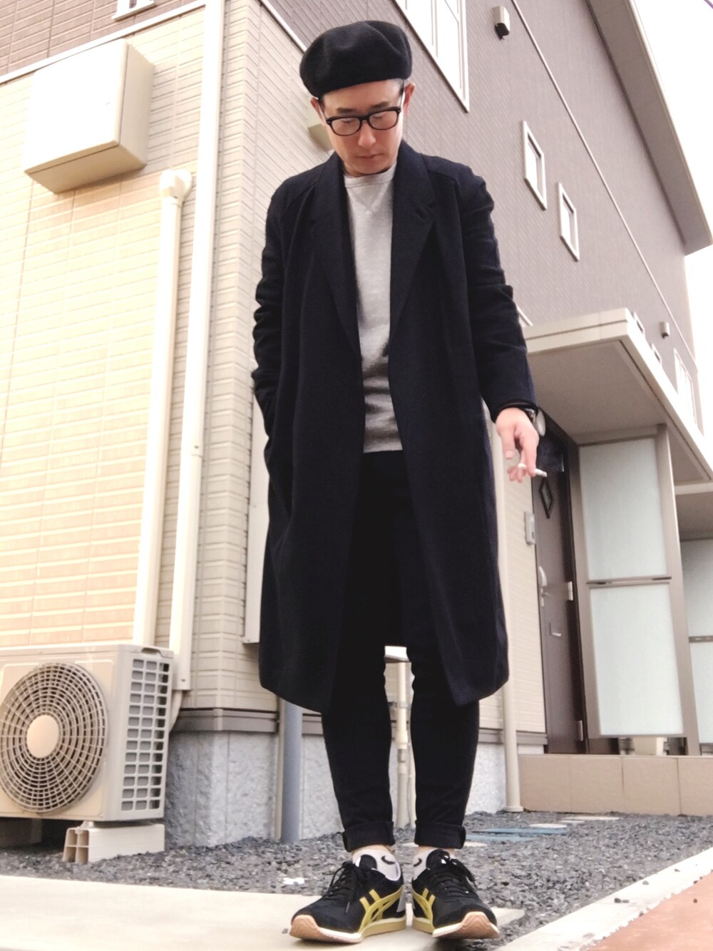 「シンプル、お洒落さんとつながりたい、大人カジュアル、ロングコート、スキニー、オニツカタイガー、ブラック、ベレー帽」｜「Onitsuka TigerのWEB限定 onitsuka tiger/オニツカタイガー CALIFORNIA 78 VIN TH110N                （スニーカー、ブラック系）」を使った、ゆうすけさん（メンズ・176cm）の冬コーディネートの1枚目の写真