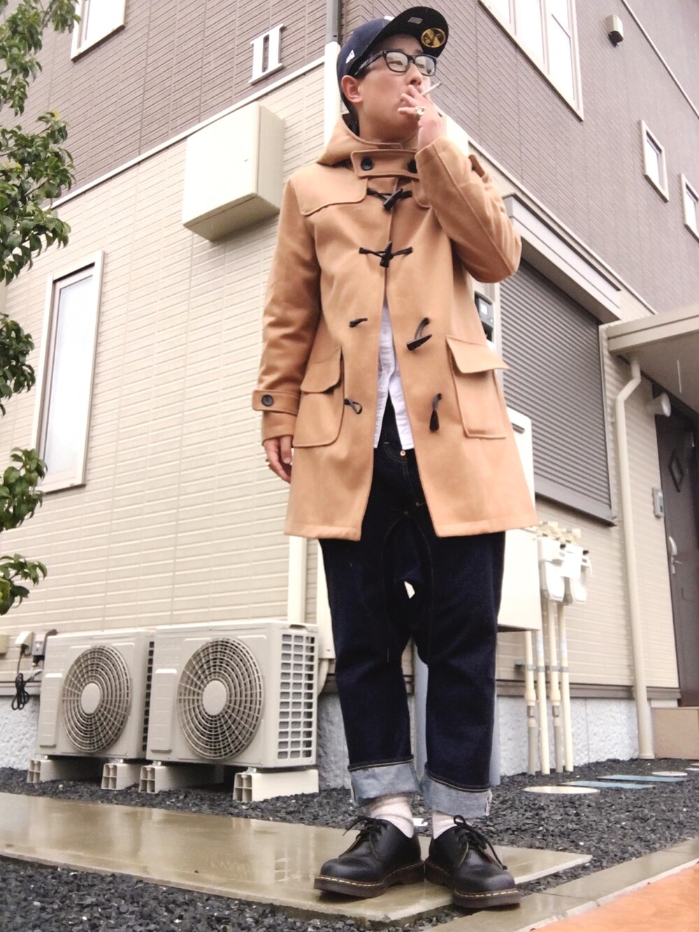「休日スタイル、きれいめカジュアル、Dr.Martens、サルエルパンツ、NEW ERA、unrelaxing、おしゃれさんと繋がりたい、ダッフルコート、ganryu」｜「unrelaxingのメルトンダッフルコート（ダッフルコート、ベージュ系）」を使った、ゆうすけさん（メンズ・176cm）の春コーディネートの1枚目の写真