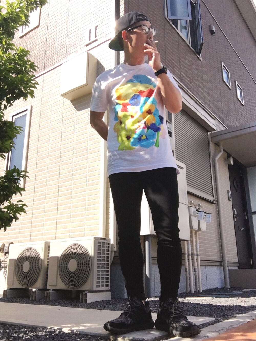 「お洒落さんとつながりたい、白Tシャツ、夏コーデ、モノトーン、adidas originals、COMME des GARCONS HOMME PLUS、UNIQLO、KINASHI CYCLE、キャップ、G-SHOCK」｜「KINASHI CYCLEのアイテム（キャップ、ブラック系）」を使った、ゆうすけさん（メンズ・176cm）の夏コーディネートの1枚目の写真