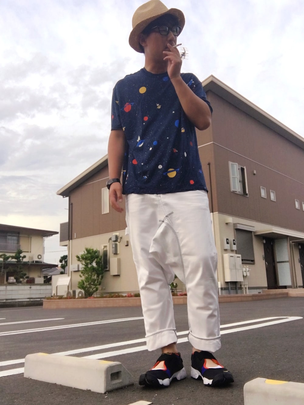 「夏コーデ、大人カジュアル、おしゃれさんと繋がりたい、ganryu、ZARA、宇宙柄、サルエルパンツ、むぎわら帽子」｜「GANRYUの2015-16FW サルエルパンツ（チノパンツ、ホワイト系）」を使った、ゆうすけさん（メンズ・176cm）の夏コーディネートの1枚目の写真