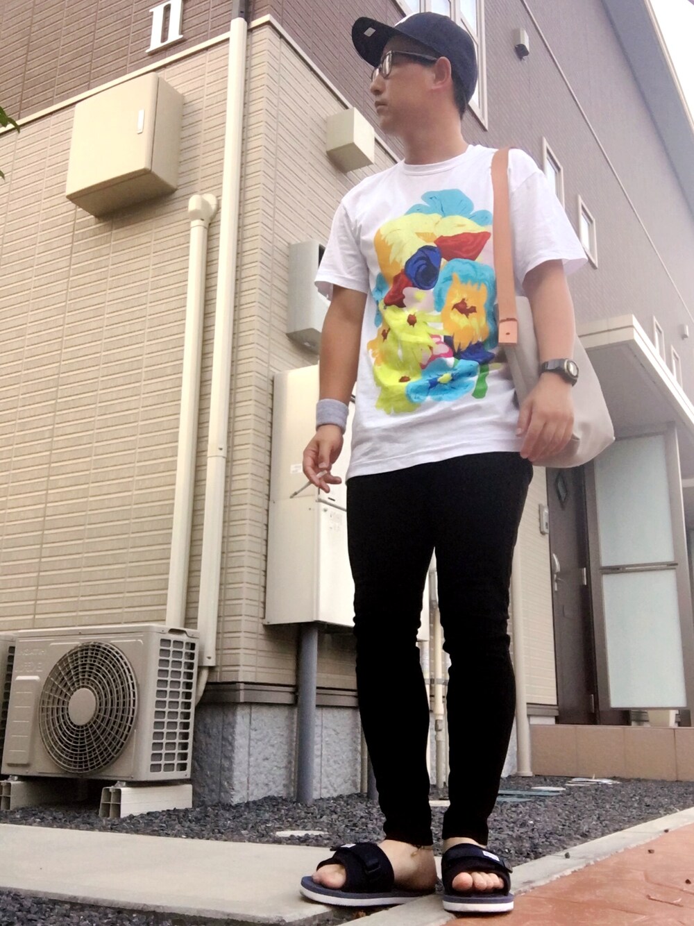 「お洒落さんとつながりたい、シンプルコーデ、モノトーン、COMME des GARCONS HOMME PLUS、suicoke、NEW ERA、tembea」｜「COMME des GARCONS HOMME PLUSのアイテム（Tシャツ/カットソー、ホワイト系）」を使った、ゆうすけさん（メンズ・176cm）の夏コーディネートの1枚目の写真