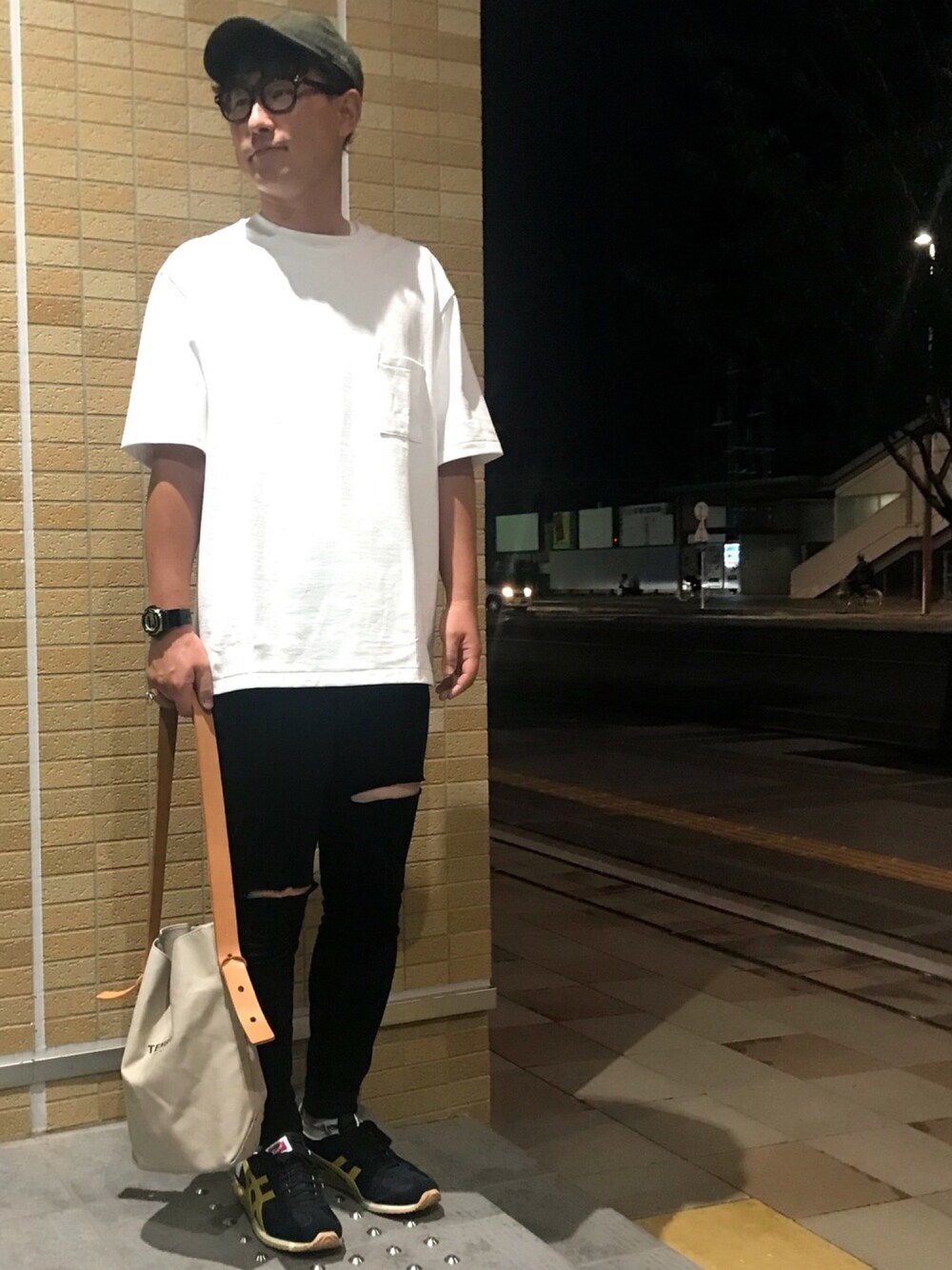 ホワイト系のTシャツ/カットソー、ブラック系のスラックス、グレー系のトートバッグを着用したメンズの秋コーディネートの1枚目の写真