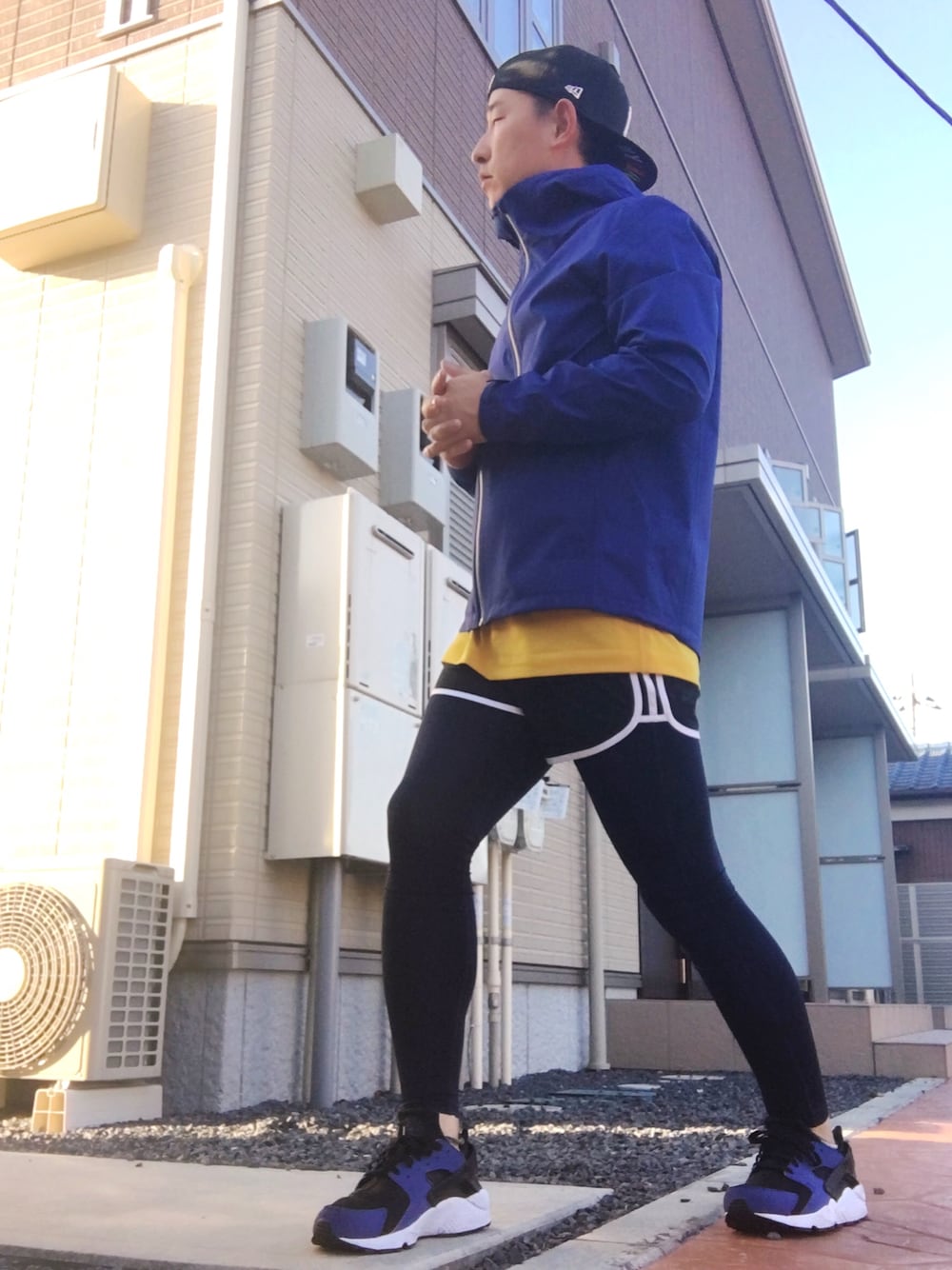 ブルー系のスニーカー、ブラック系のその他パンツ、ブルー系のマウンテンパーカーを着用したメンズの秋コーディネートの1枚目の写真