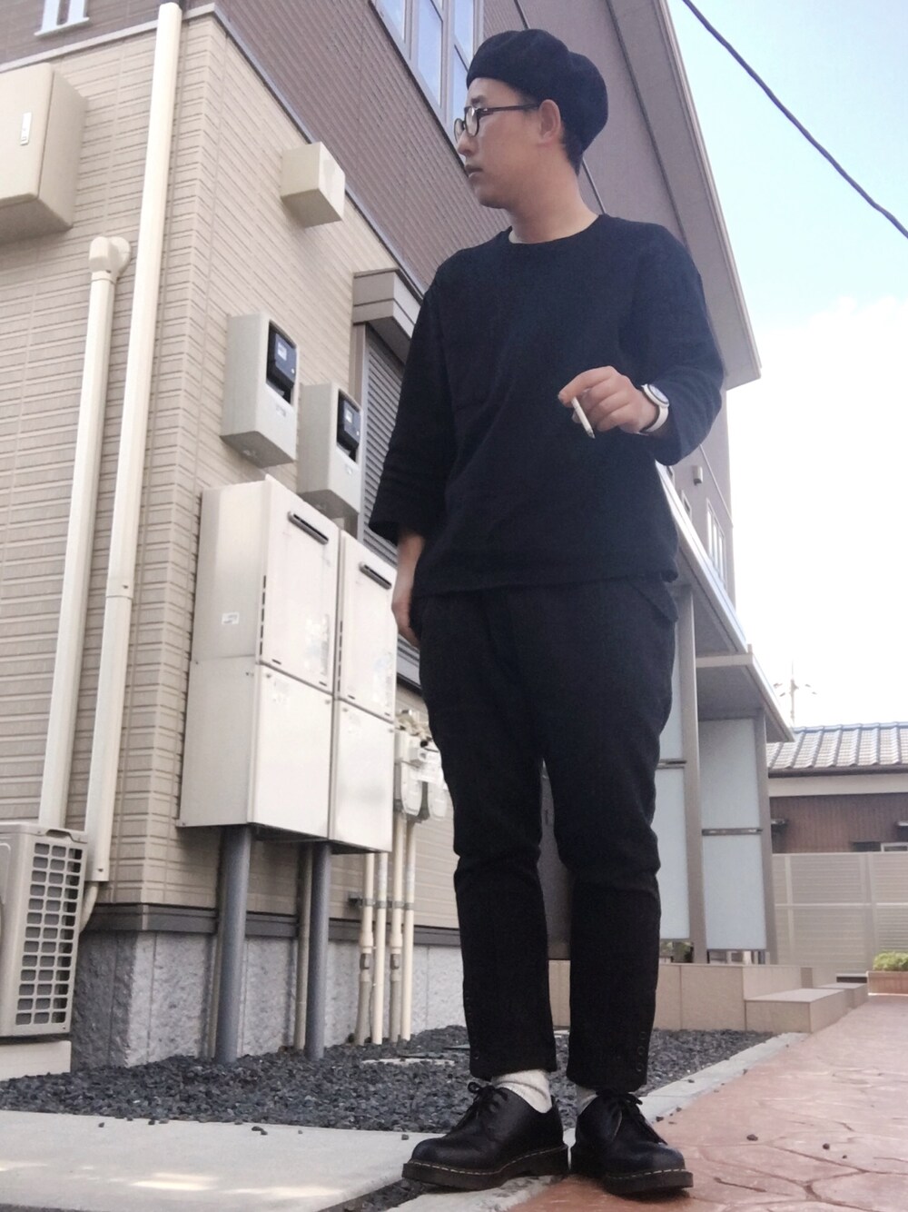 ブラウン系のその他パンツ、グレー系のTシャツ/カットソー、ブラック系のブーツを着用したメンズの秋コーディネートの1枚目の写真