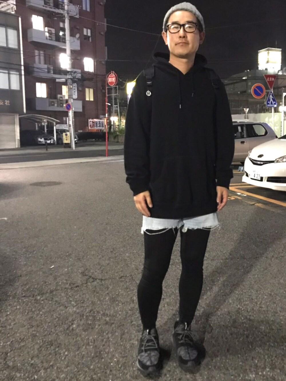 「シンプルコーデ、ビッグシルエット、UNIQLO、休日スタイル、adidas originals、おしゃれさんと繋がりたい」｜「UNIQLOのMEN スウェットプルパーカ（長袖）＋E（パーカー、ブラック系）」を使った、ゆうすけさん（メンズ・176cm）の秋コーディネートの1枚目の写真