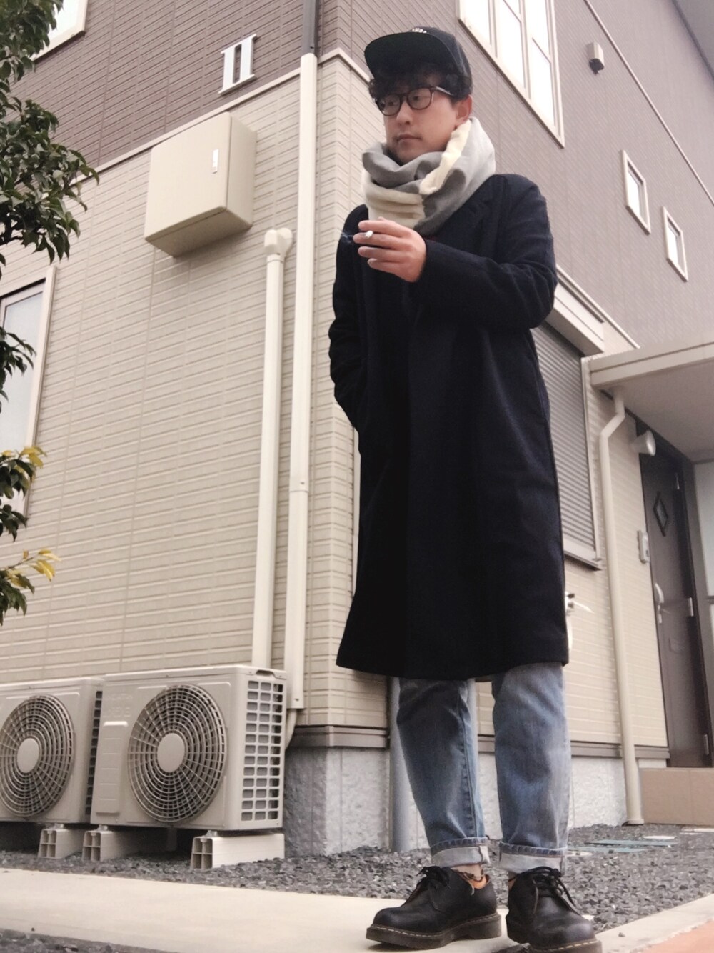 「おしゃれさんと繋がりたい、シンプルコーデ、ロングコート、zozoデニム、Dr.Martens、きれいめカジュアル、お気に入りの服でデートに行こう、ボーダー、TROVE」｜「ZOZOの太ボーダー長袖Tシャツ（パターンオーダー）／ホワイト×ネイビー[MEN]（Tシャツ/カットソー、ホワイト系）」を使った、ゆうすけさん（メンズ・176cm）の冬コーディネートの1枚目の写真