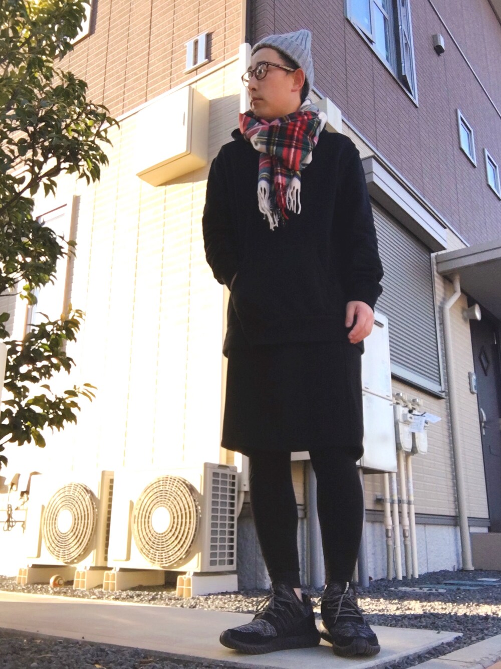 「春コーデ、シンプル、ビッグシルエット、おしゃれさんと繋がりたい、パーカー、adidas originals、WEGO、チェック」｜「UNIQLOのMEN スウェットプルパーカ（長袖）＋E（パーカー、ブラック系）」を使った、ゆうすけさん（メンズ・176cm）の春コーディネートの1枚目の写真