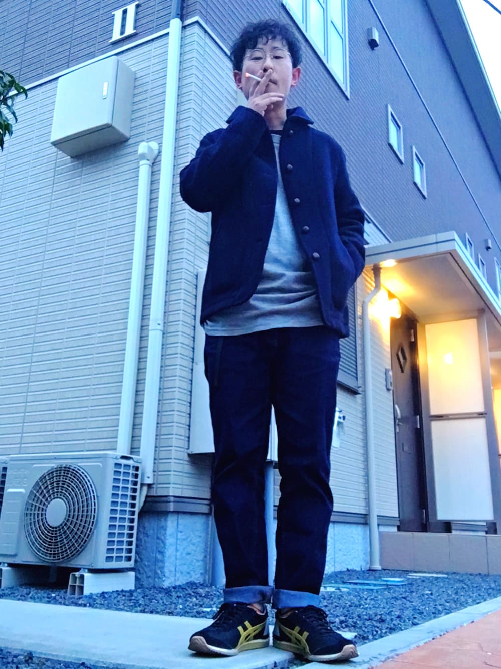 「お洒落さんとつながりたい、カジュアル、大人カジュアル、zozoデニム、Danton、TROVE、Onitsuka Tiger」｜「TROVEのDRAPE LONG SLEEVE（Tシャツ/カットソー、グレー系）」を使った、ゆうすけさん（メンズ・176cm）の春コーディネートの1枚目の写真