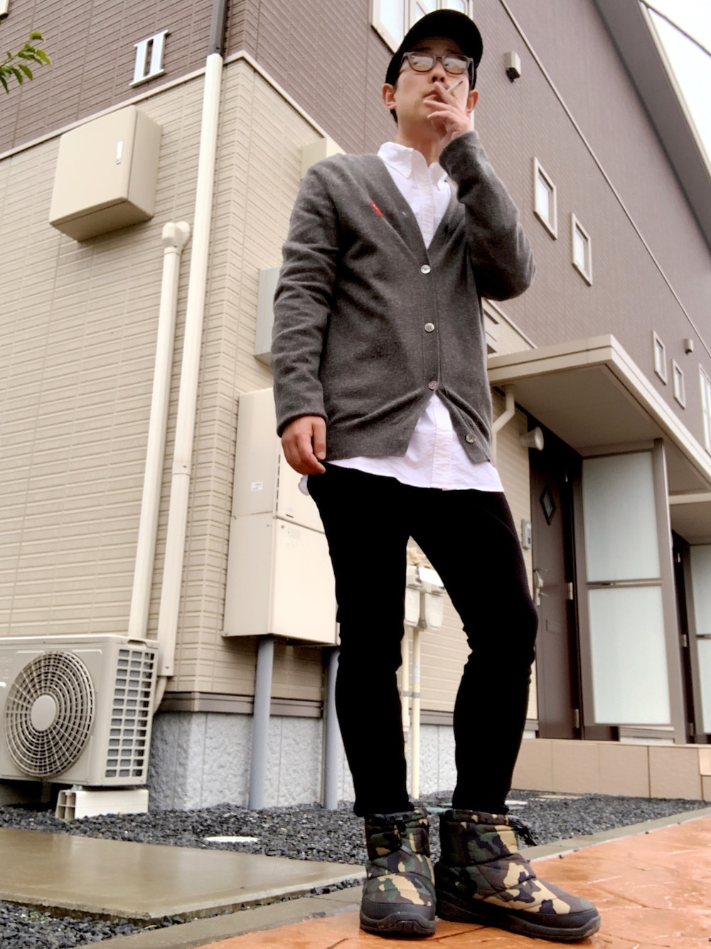 「おしゃれさんと繋がりたい、オトナカジュアル、PLAY comme des garcons、Danton、THE NORTH FACE、ヌプシ、スキニー、カジュアルコーデ」｜「PLAY COMME des GARCONSのアイテム（カーディガン/ボレロ、グレー系）」を使った、ゆうすけさん（メンズ・176cm）の冬コーディネートの1枚目の写真