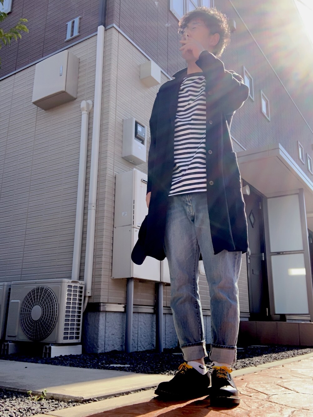 「お洒落さんとつながりたい、大人カジュアル、シンプル、きれいめカジュアル、ボーダー、ショップコート、Danton、ZOZO、Dr.Martens」｜「Dr. MartensのDr. martens original 1461 boots（ブーツ、ブラック系）」を使った、ゆうすけさん（メンズ・176cm）の春コーディネートの1枚目の写真