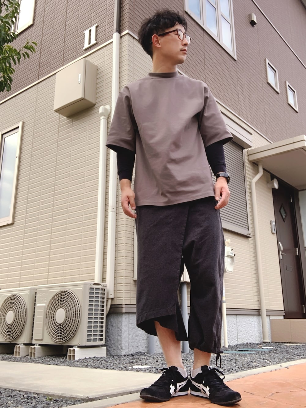 「お洒落さんとつながりたい、TROVE、大人カジュアル、Onitsuka Tiger、G-SHOCK」｜「TROVEのTREMOR PANTS（その他パンツ、グレー系）」を使った、ゆうすけさん（メンズ・176cm）の春コーディネートの1枚目の写真