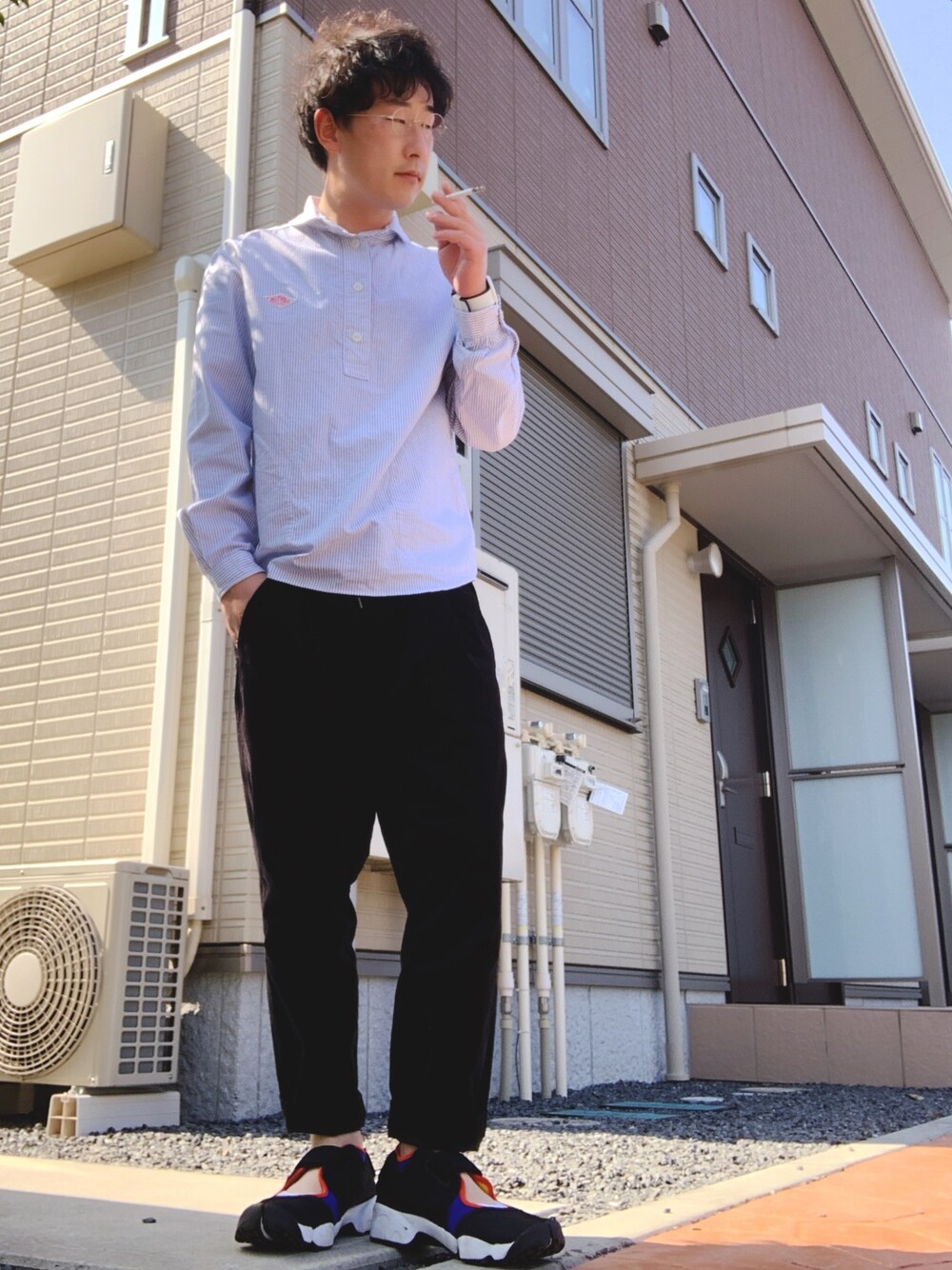 ブルー系のシャツ/ブラウス、ブラック系のスニーカー、ブラック系のその他パンツを着用したメンズの春コーディネートの1枚目の写真