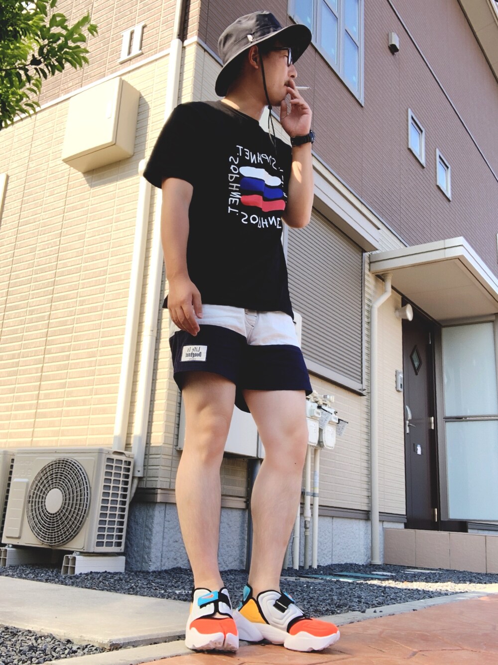 その他のスニーカー、ブルー系のその他パンツ、ブラック系のTシャツ/カットソーを着用したメンズの夏コーディネートの1枚目の写真