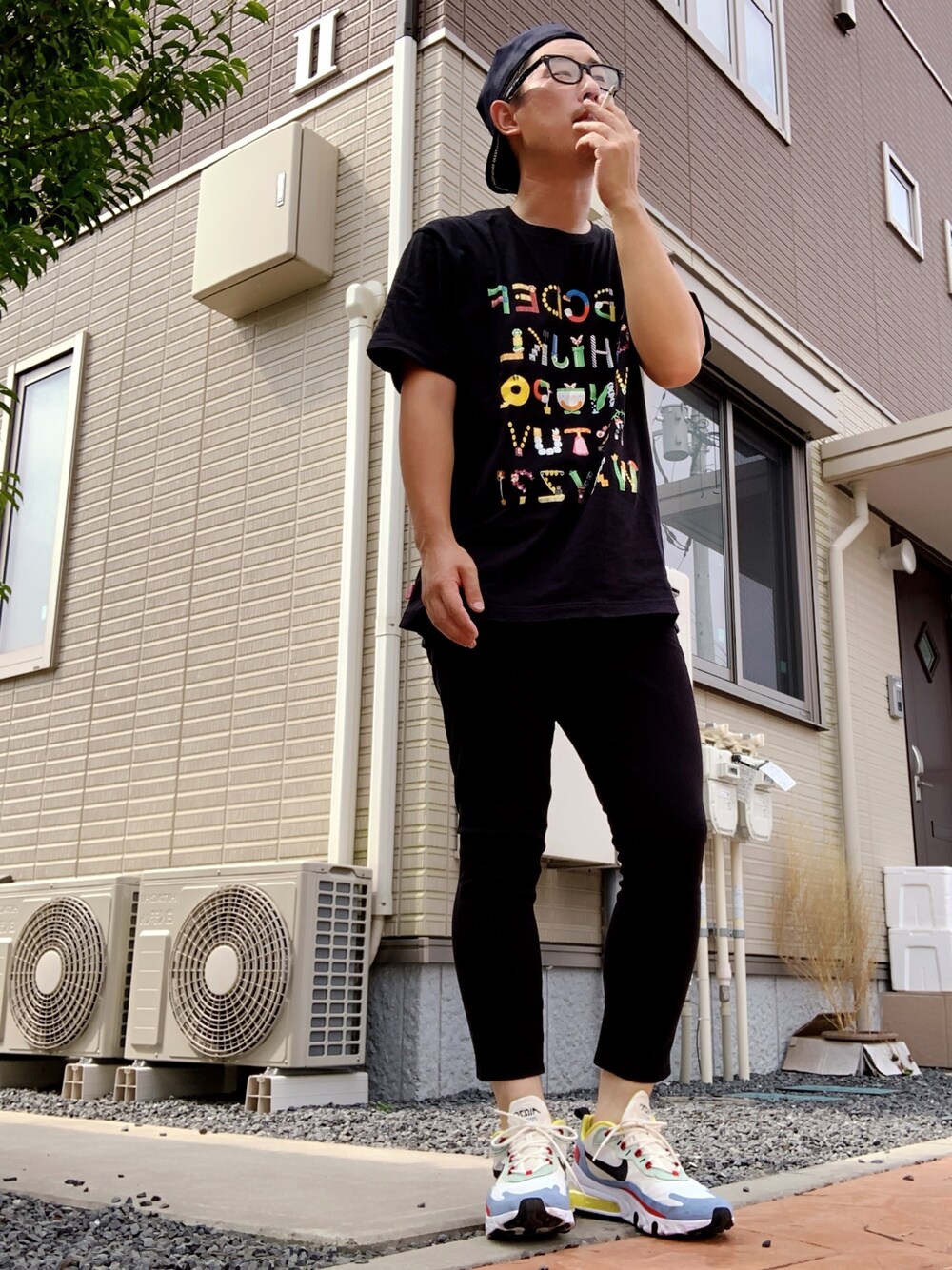 その他のスニーカー、ブラック系のTシャツ/カットソー、ブルー系のキャップを着用したメンズの夏コーディネートの1枚目の写真