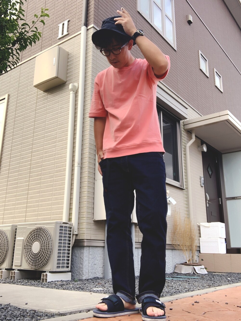 レッド系のTシャツ/カットソー、ブルー系のその他パンツ、ブルー系のサンダルを着用したメンズの秋コーディネートの1枚目の写真