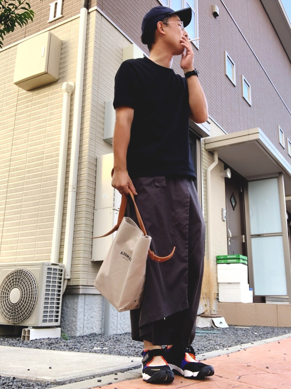 ブラウン系のその他パンツ、ブラック系のスニーカー、ホワイト系のTシャツ/カットソーを着用したメンズの秋コーディネートの1枚目の写真