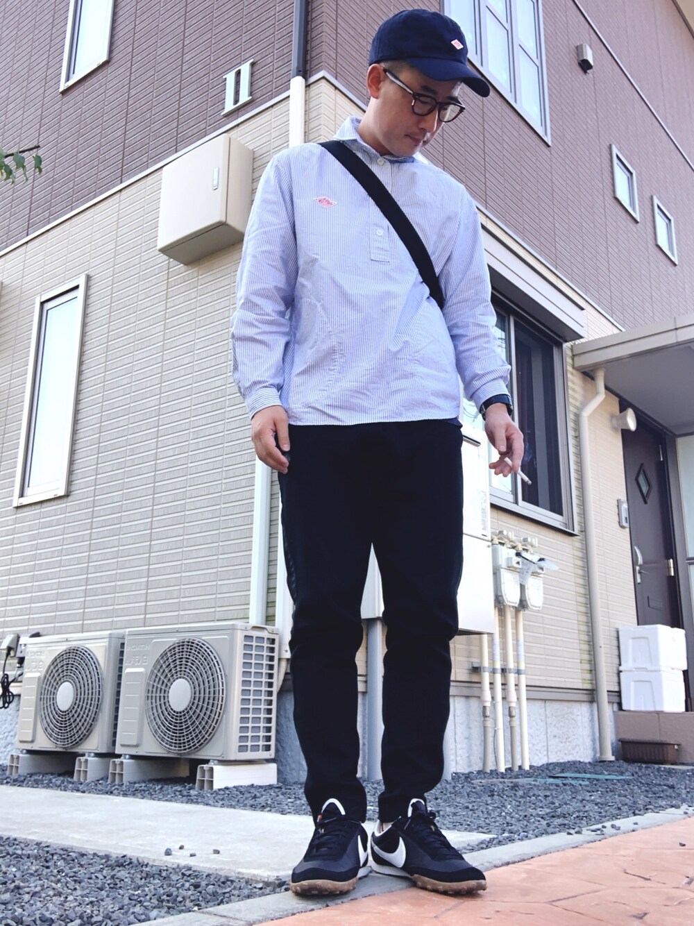 ブラック系のスウェットパンツ、ブルー系のシャツ/ブラウス、ブラック系のスニーカーを着用したメンズの秋コーディネートの1枚目の写真