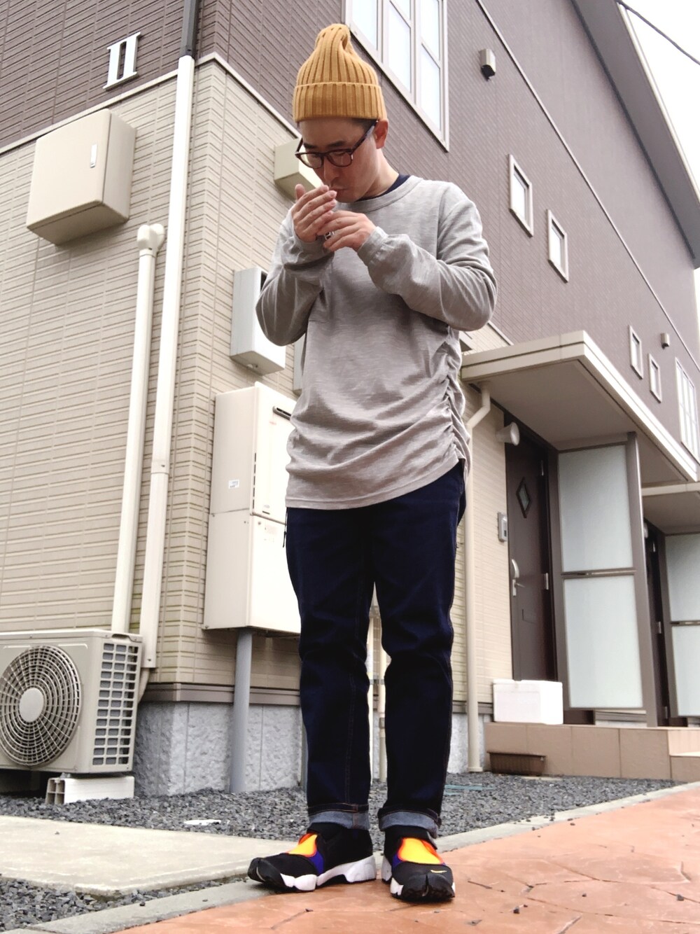 ブラック系のスニーカー、グレー系のTシャツ/カットソー、ブルー系のその他パンツを着用したメンズの冬コーディネートの1枚目の写真