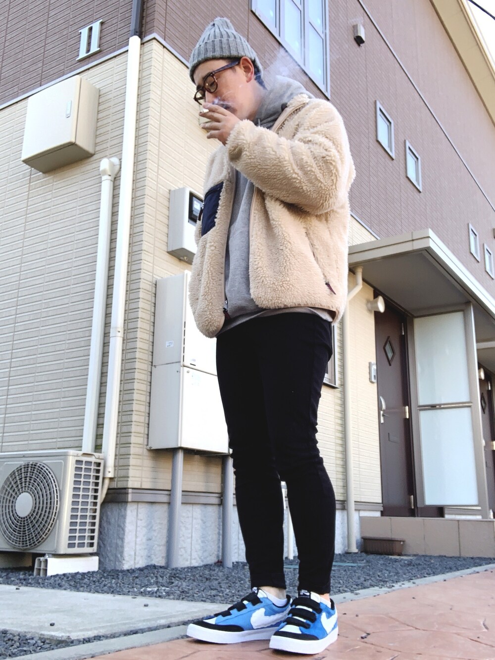 「冬コーデ、ストリートMIX、FREAK’Ｓ STORE、GRAMICCI、ボアジャケット、ZOZO、スキニー、nike sb、おしゃれさんと繋がりたい」｜「KEVIN BRADLEY×NIKE SBのアイテム（スニーカー、ブルー系）」を使った、ゆうすけさん（メンズ・176cm）の冬コーディネートの1枚目の写真