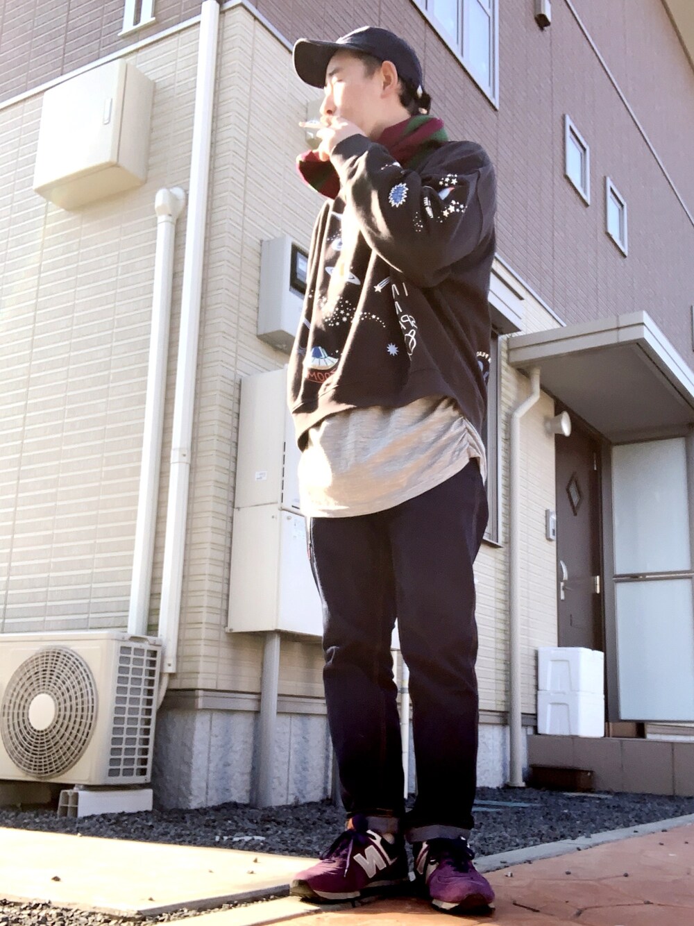 グレー系のスウェット、グレー系のTシャツ/カットソー、ブルー系のその他パンツを着用したメンズの冬コーディネートの1枚目の写真