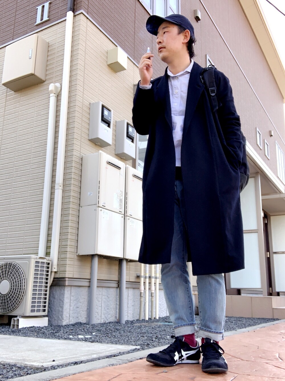「春コーデ、オトナカジュアル、おしゃれさんと繋がりたい、シャツ、Danton、zozoデニム、Onitsuka Tiger、キャップ、URBAN RESEARCH DOORS、リュック」｜「UNIQLO AND LEMAIREのアイテム（ジャケット/アウター、ブラック系）」を使った、ゆうすけさん（メンズ・176cm）の春コーディネートの1枚目の写真